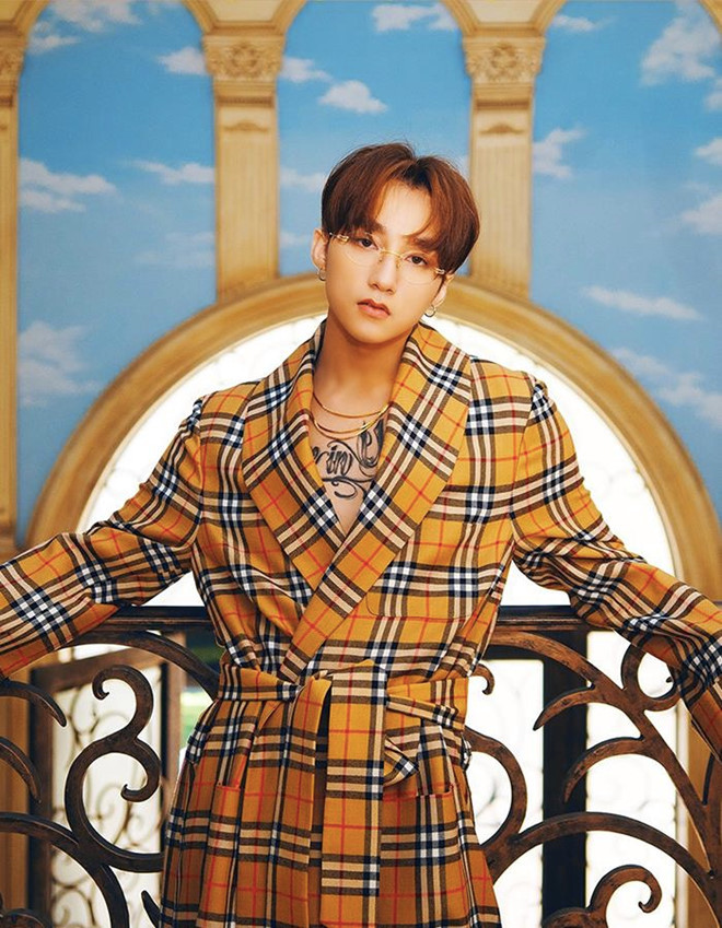 Burberry cũng là thương hiệu được Sơn Tùng ưa chuộng. Trong MV, nam ca sĩ diện chiếc áo khoác Burberry sang chảnh.