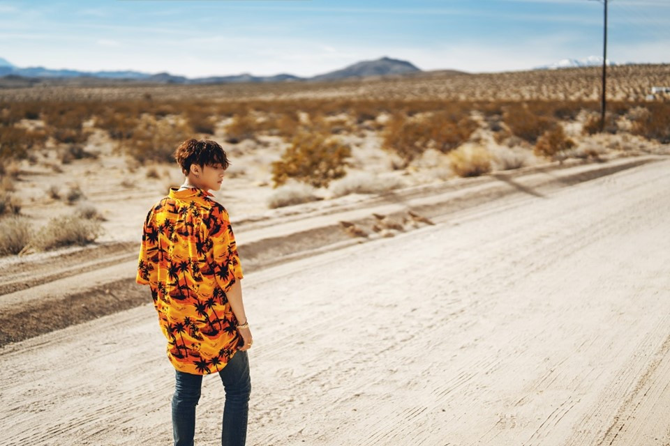 Chiếc áo sơ mi của Balenciaga nổi bật Sơn Tùng mặc trong cảnh quay giữa sa mạc.