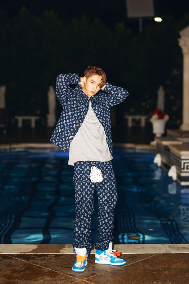 Sơn Tùng diện mẫu áo khoác denim in họa tiết monogram đặc trưng của Louis Vuitton phối với giày sneakers trẻ trung, cá tính.