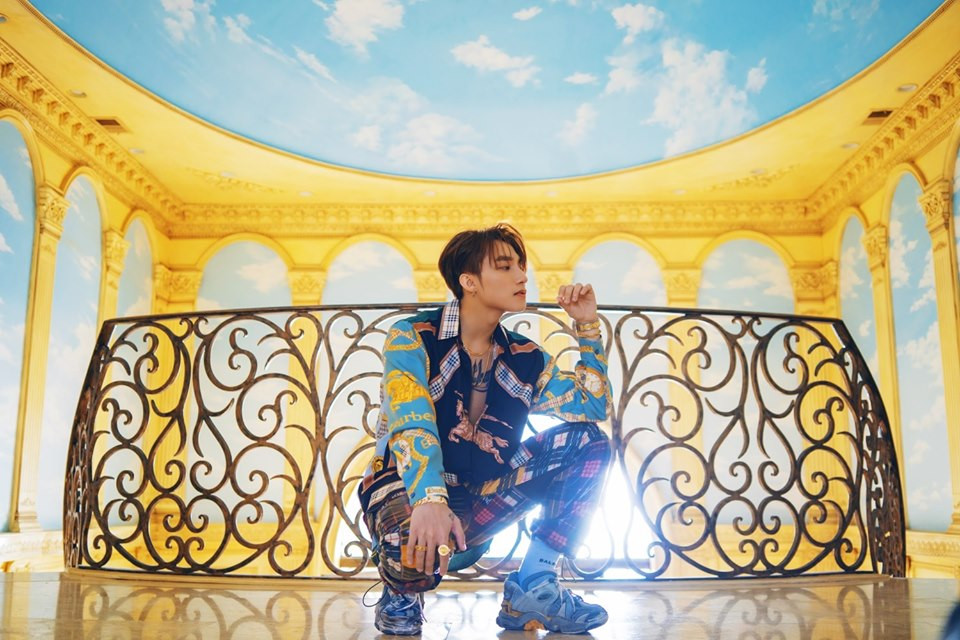 Thiết kế sơ mi Burberry làm bằng chất liệu lụa được Sơn Tùng phối với quần nilon cá tính cùng thương hiệu.