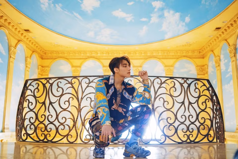 Thiết kế sơ mi Burberry làm bằng chất liệu lụa được Sơn Tùng phối với quần nilon cá tính cùng thương hiệu.