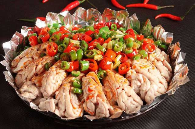 Óc heo nướng: Món ăn kinh dị này thường được bán như đồ ăn vặt trên khắp nẻo đường ở Trung Quốc. Dân địa phương nhận xét rằng rằng món này có mùi vị ngon, rất mềm mịn, có thể kết hợp với các nguyên liệu khác như ớt, rau mùi…