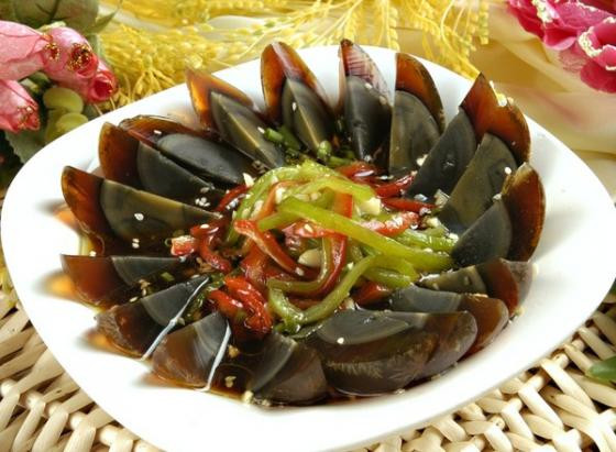 Thông thường, người dân địa phương thích ăn trứng này với cháo nóng hoặc ăn kèm với chút nước tương. Không nhiều du khách dám nếm thử món ăn “bốc mùi” này.