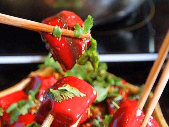 Tiết heo ướp lạnh: Ở phía đông nam tỉnh Quý Châu người dân đặc biệt yêu thích tiết heo tươi trộn với rau mùi tây, bạc hà, đậu phộng và các gia vị khác.