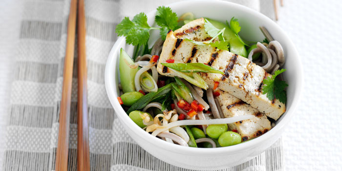 Ăn nhiều các loại trái cây và rau: Rau xanh và các loại trái cây là những thực phẩm không thể thiếu trong bữa ăn của người Nhật. Rau quả có những lợi ích sức khỏe tuyệt vời, đặc biệt trong việc phòng chống ung thư.