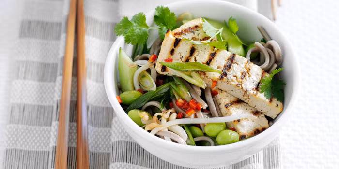 Ăn nhiều các loại trái cây và rau: Rau xanh và các loại trái cây là những thực phẩm không thể thiếu trong bữa ăn của người Nhật. Rau quả có những lợi ích sức khỏe tuyệt vời, đặc biệt trong việc phòng chống ung thư.