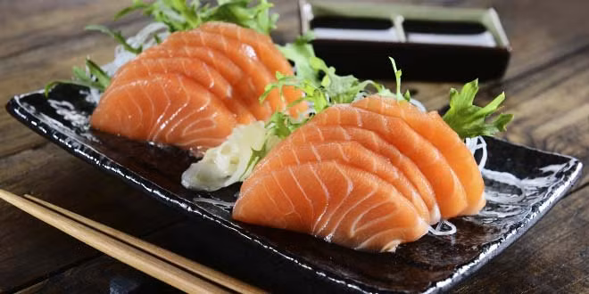 Ăn cá béo: Người Nhật rất thích ăn cá. Trung bình mỗi người Nhật tiêu thụ khoảng 55,7kg đồ biển (người Mỹ chỉ ăn khoảng 24kg) trong một năm. Người dân ở Nhật chế biến các loại cá (cá hồi, cá bơn và cá thu) trở thành một loại thực phẩm chính trong chế độ ăn uống của họ.