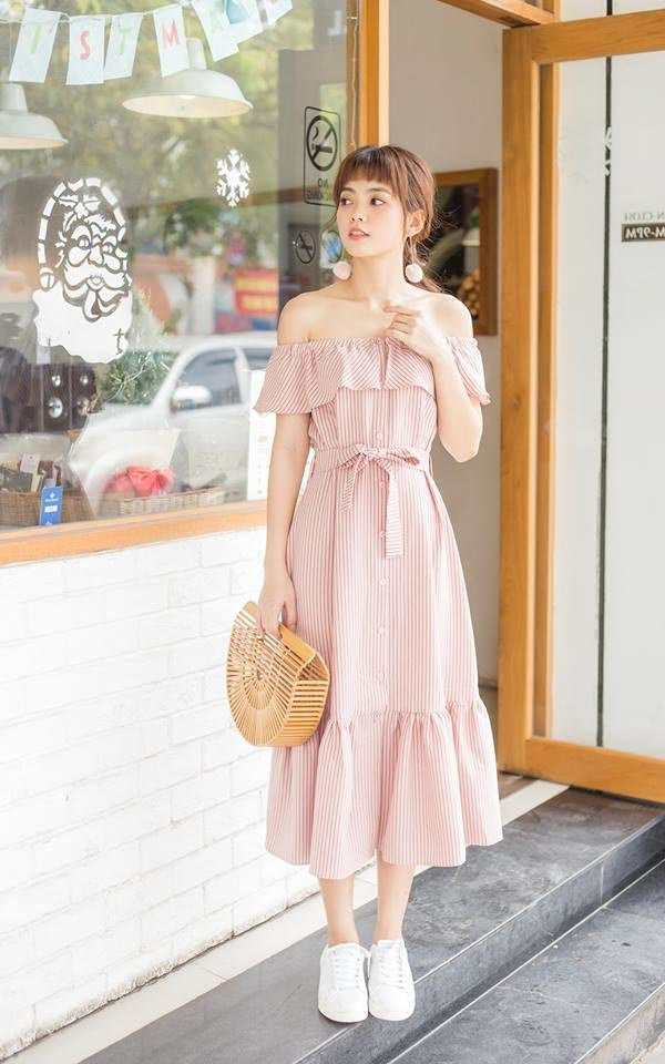 Trang phục màu hồng: Màu hồng là một trong những gam màu tuyệt vời nhất dành cho các cô nàng khi lựa chọn trang phục ngày Valentine. Gam màu này giúp đem lại vẻ ngọt ngào, trẻ trung và đáng yêu cho người mặc.