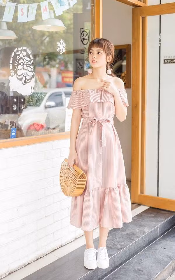 Trang phục màu hồng: Màu hồng là một trong những gam màu tuyệt vời nhất dành cho các cô nàng khi lựa chọn trang phục ngày Valentine. Gam màu này giúp đem lại vẻ ngọt ngào, trẻ trung và đáng yêu cho người mặc.