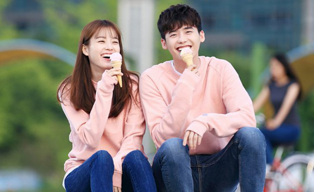 Ngoài ra, tông màu hồng còn rất tôn da và đa dạng về thiết kế, từ áo thun, áo len, áo khoác, cho đến váy đầm điệu đà, giúp bạn gái dễ dàng hơn trong việc chọn cho mình những trang phục ưng ý và phù hợp nhất.