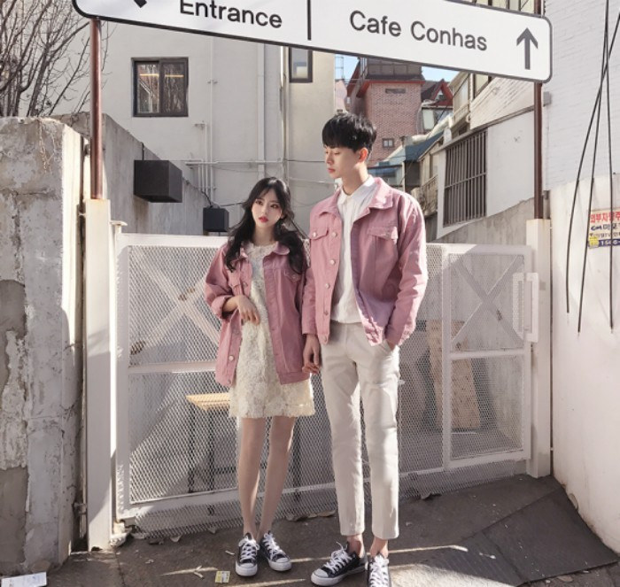 Màu hồng có nhiều sắc độ đậm nhạt khác nhau như hồng đậm, hồng phấn, hồng cánh sen. Nhưng tốt nhất bạn nên chọn cho mình những món đồ có màu hồng nhạt mà điển hình là hồng pastel với gam màu này, bạn có thể dễ dàng kết hợp cùng nhiều loại trang phục khác nhau mà không lo lạc quẻ.