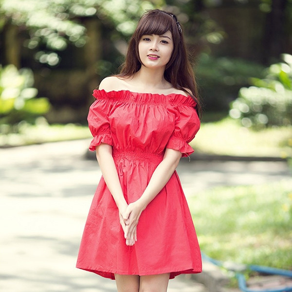 Các quý cô sẽ rất nổi bật khi diện váy đỏ hở vai gợi cảm. Đây là item thời trang kinh điển, phái nữ cần có trong tủ quần áo. Thiết kế này phù hợp với nhiều thời điểm khác nhau như xuống phố ngày cuối tuần hay buổi tối lãng mạn cùng bạn trai.