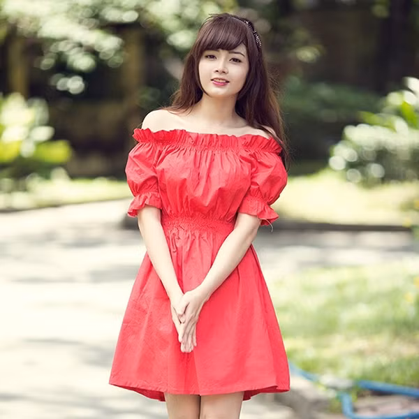 Các quý cô sẽ rất nổi bật khi diện váy đỏ hở vai gợi cảm. Đây là item thời trang kinh điển, phái nữ cần có trong tủ quần áo. Thiết kế này phù hợp với nhiều thời điểm khác nhau như xuống phố ngày cuối tuần hay buổi tối lãng mạn cùng bạn trai.