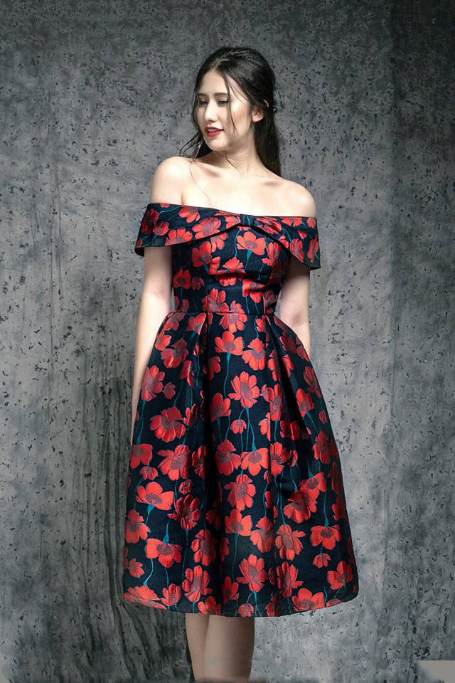 Váy hở vai: Đối với phụ nữ, ngày Valentine là dịp quan trọng để diện những trang phục nổi bật. Theo nhiều chuyên gia thời trang, một chiếc đầm hở vai là lựa chọn hoàn hảo dành cho những quý cô yêu thích sự thanh lịch pha lẫn nét gợi cảm.