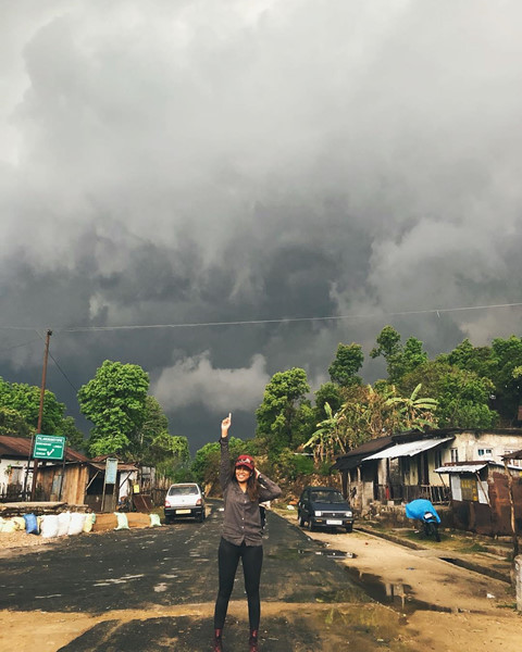 Sở dĩ thời tiết nơi đây khắc nghiệt như vậy do dãy núi Hymalaya đã chặn những đám mây ẩm ở phía bắc, khiến chúng bị nén lại do sự chênh lệch khí quyển, từ đó tạo nên những cơn mưa liên tục. Ảnh: Windowseatbug, a.kynter.