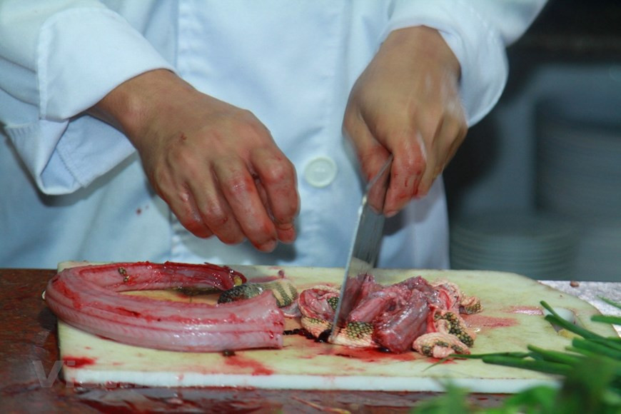 Đầu bếp băm nhuyễn thịt đẻn biển để làm nguyên liệu cuốn ram.