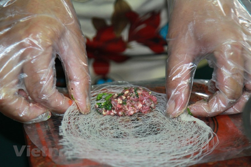 Ướp được một lúc cho thấm thì đem cuốn lại thành từng chiếc ram nhỏ, bắc lên chảo rán đều. Khi ấy, bạn sẽ cảm nhận một mùi thơm bốc lên thật cuốn hút, chưa ăn đã thấy thòm thèm.