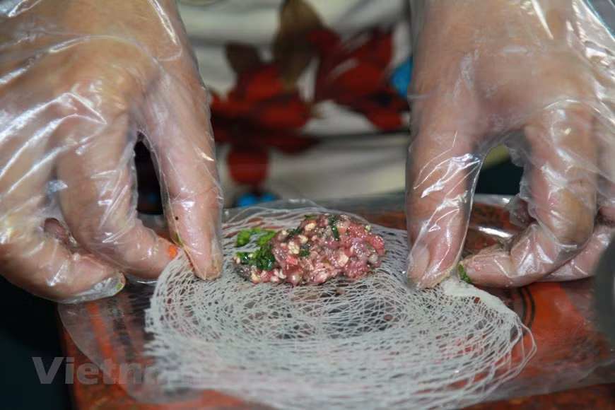 Ướp được một lúc cho thấm thì đem cuốn lại thành từng chiếc ram nhỏ, bắc lên chảo rán đều. Khi ấy, bạn sẽ cảm nhận một mùi thơm bốc lên thật cuốn hút, chưa ăn đã thấy thòm thèm.