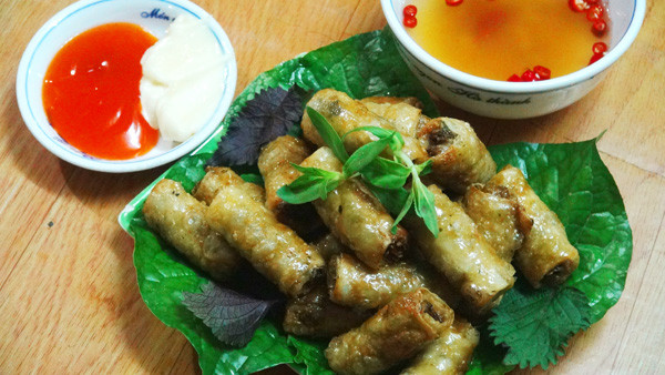 Món ram đẻn biển ở Quảng Bình luôn được du khách thích mê vì hương vị thơm ngon, độc đáo. Thưởng thức món ăn này giữa tiết trời se lạnh, kèm thêm cùng chút rau sống và nước chấm chua cay thì đúng là không còn gì tuyệt vời hơn thế nữa.