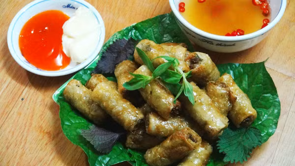 Món ram đẻn biển ở Quảng Bình luôn được du khách thích mê vì hương vị thơm ngon, độc đáo. Thưởng thức món ăn này giữa tiết trời se lạnh, kèm thêm cùng chút rau sống và nước chấm chua cay thì đúng là không còn gì tuyệt vời hơn thế nữa.