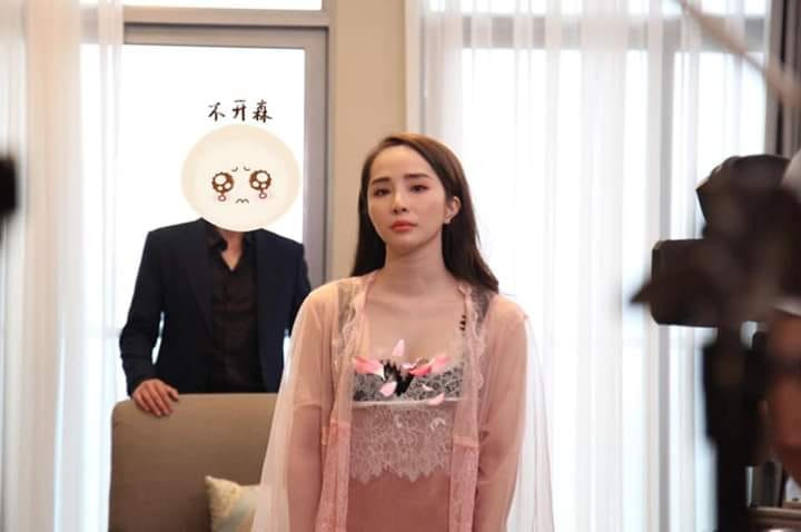 Có lần, cô còn khiến khán giả truyền hình "đỏ mặt" khi diện chiếc váy ngủ sexy ra gặp Vũ (Quốc Trường).