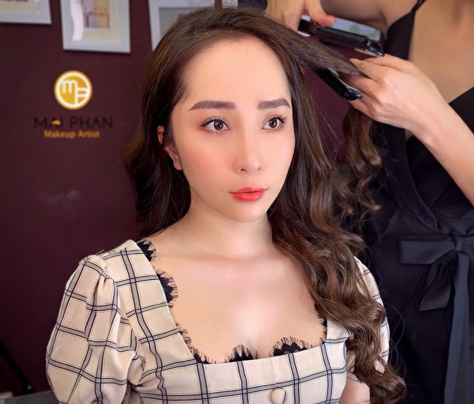 Không chỉ ăn mặc gợi cảm trên phim, Nhã "tiểu tam" ngoài đời cũng theo đuổi phong cách thời trang khoe vòng 1 sexy.