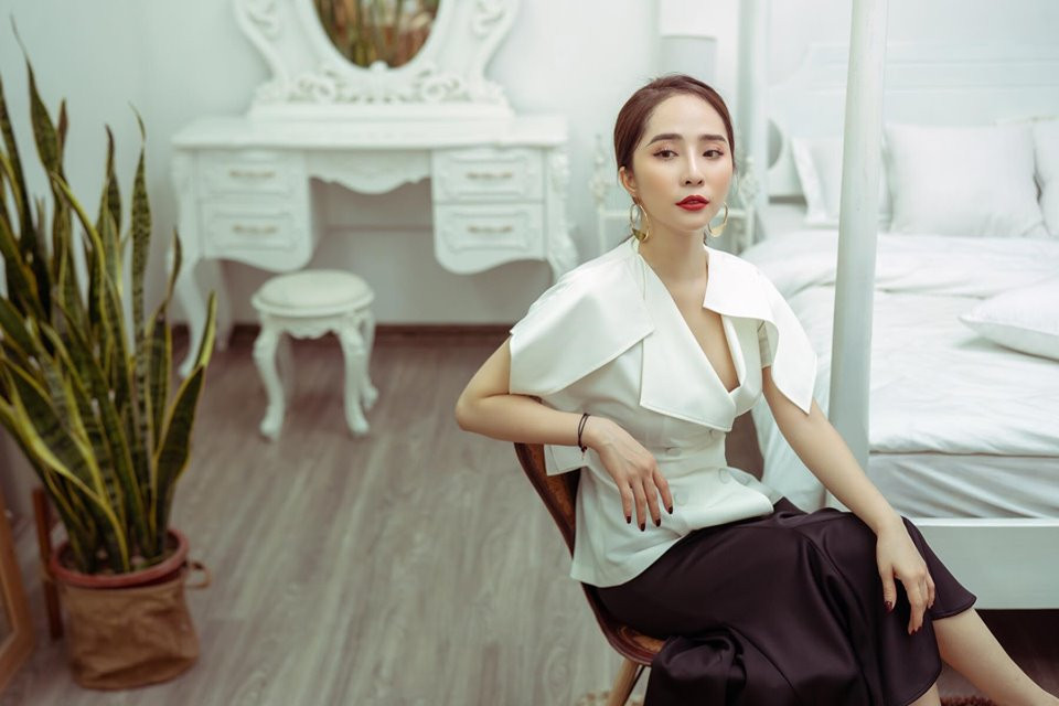 Những chiếc áo xẻ ngực sâu không thể thiếu trong tủ đồ của Quỳnh Nga.