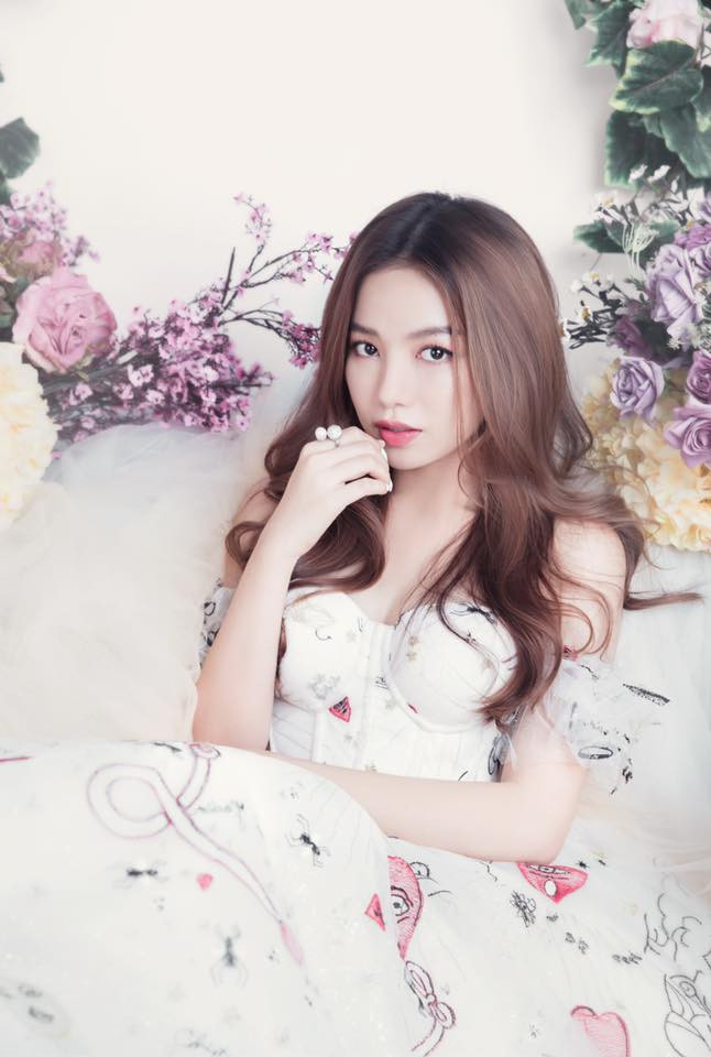 Đôi khi, cô cũng nữ tính dịu dàng với kiểu đầm công chúa.