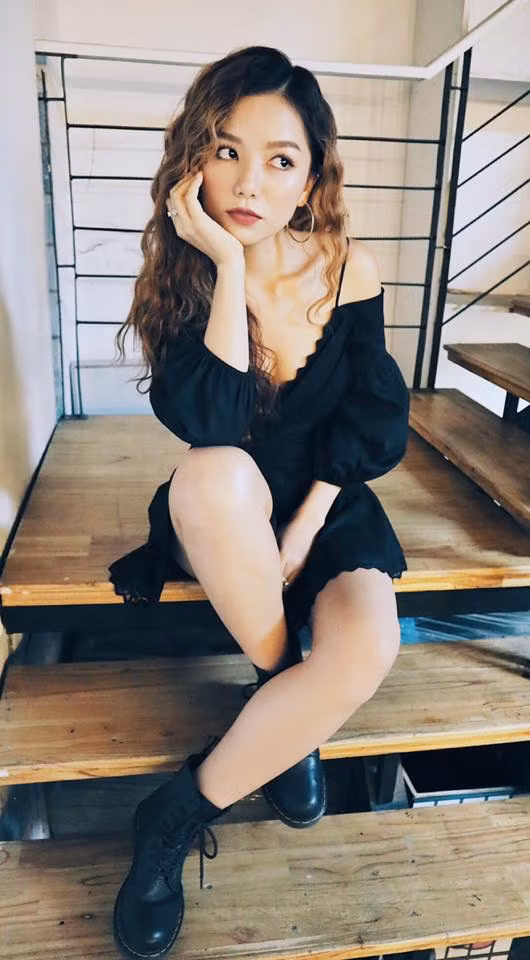 Cô gái gốc Gia Lai thường thiên về những trang phục tông màu trầm nhưng vẫn toát lên nét gợi cảm, nữ tính.