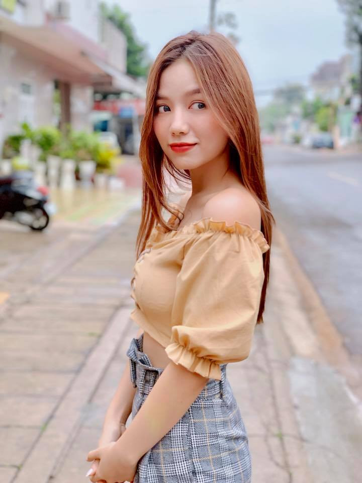 Cách phối đồ nữ tính này giúp nữ diễn viên khoe vòng eo thon gọn và vai trần gợi cảm.