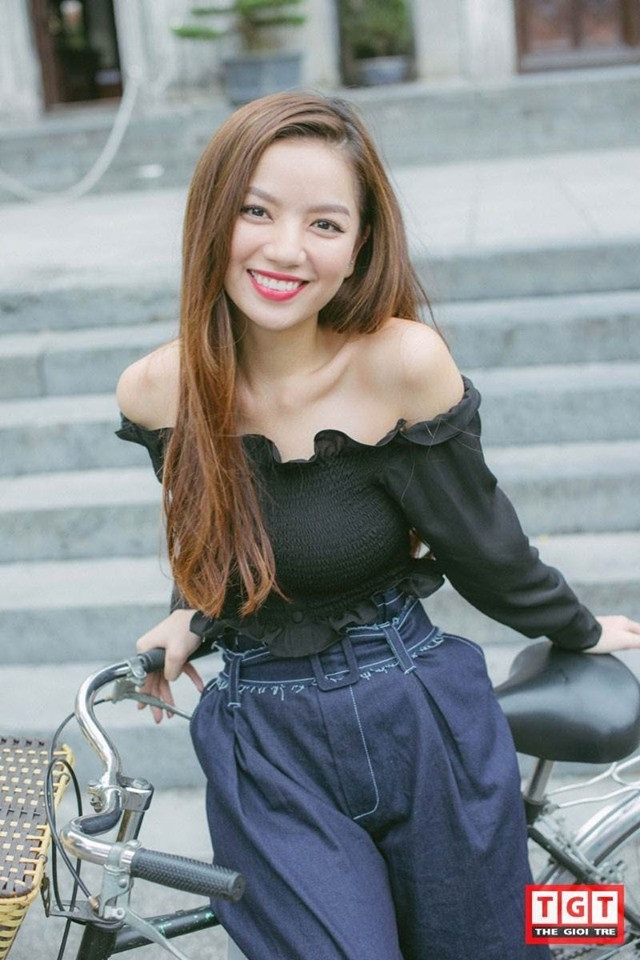 Áp dụng những công thức phối đồ cơ bản, vừa gợi cảm vừa cá tính, Hạ Anh vẫn gây ấn tượng ở nét trẻ trung, hiện đại.