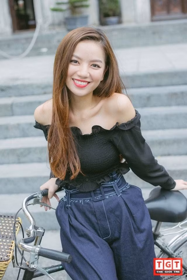 Áp dụng những công thức phối đồ cơ bản, vừa gợi cảm vừa cá tính, Hạ Anh vẫn gây ấn tượng ở nét trẻ trung, hiện đại.