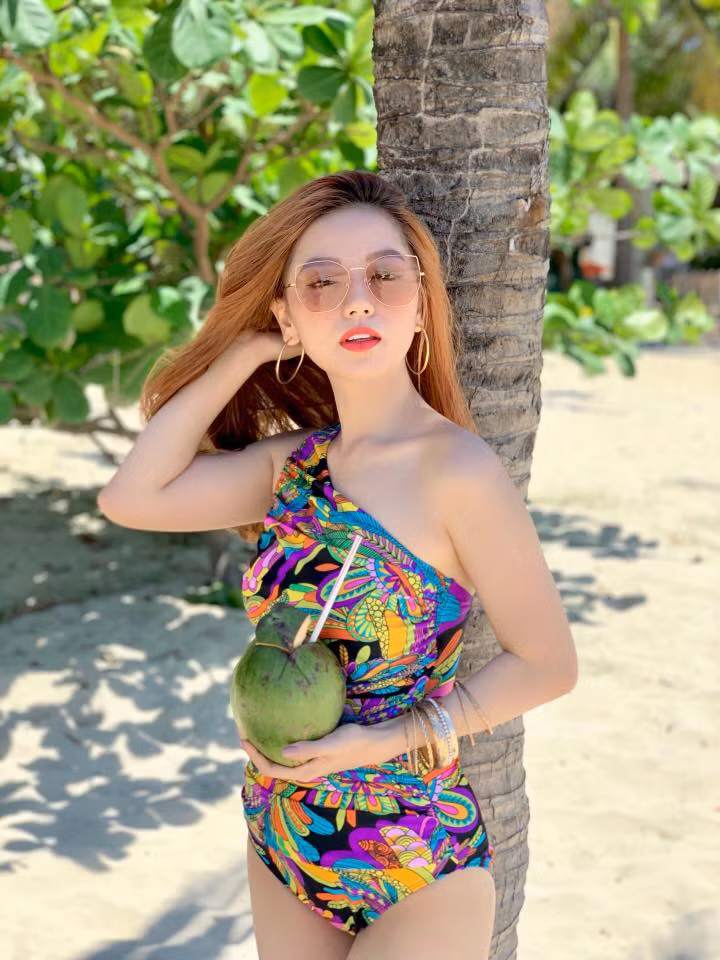 Cô nàng cũng tự tin khoe body trong bộ bikini liền thân đầy họa tiết.