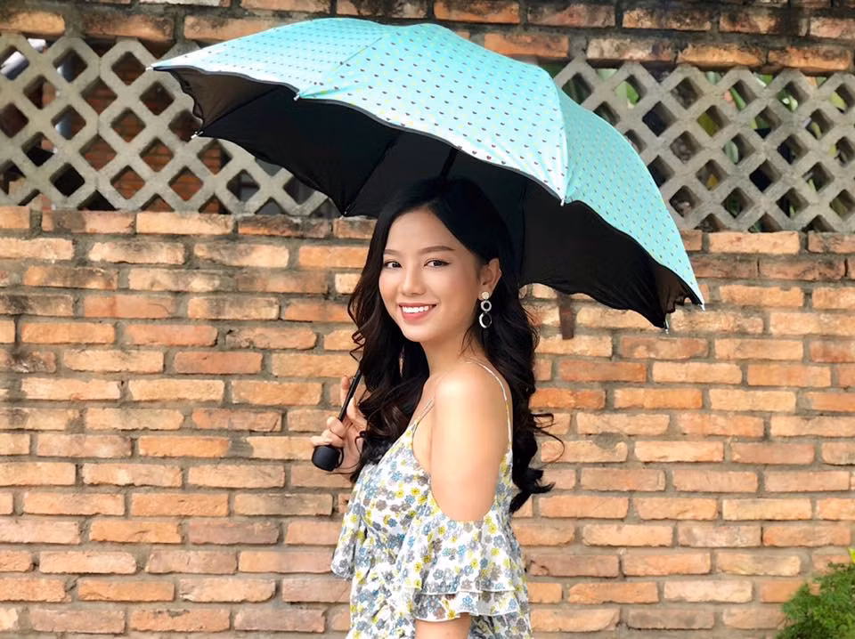  Phong cách thời trang của Hạ Anh không bó buộc bản thân trong bất cứ khuôn phép nào, cô thay đổi style từ gợi cảm, nóng bỏng đến cá tính trẻ trung.