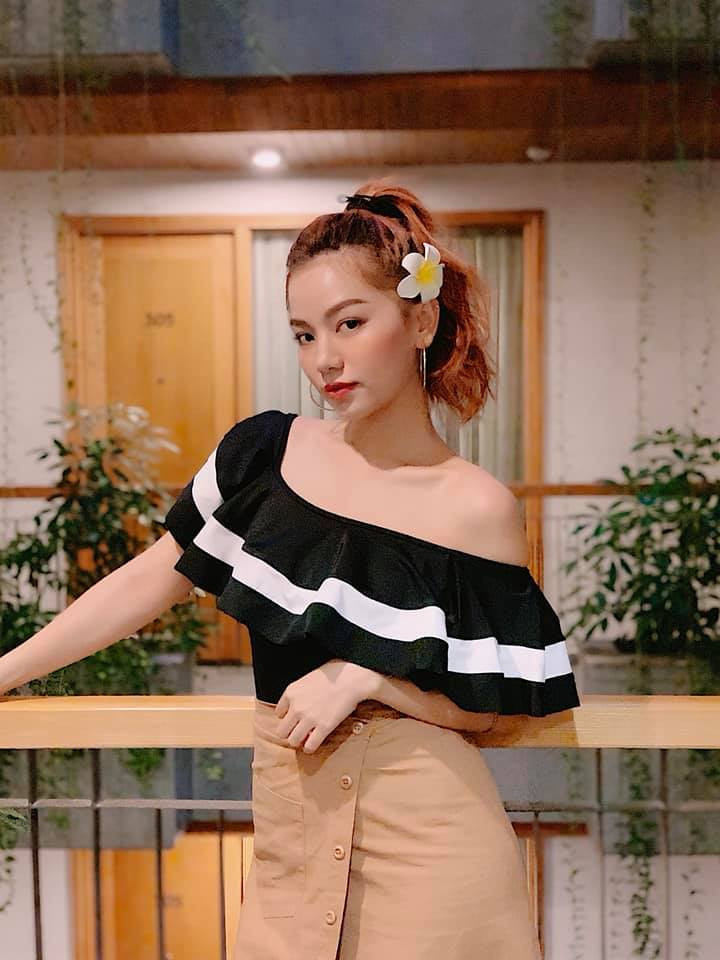 Chiếc áo trễ vai bánh bèo được Hạ Anh phối với chân váy hiện đại, thời thượng.