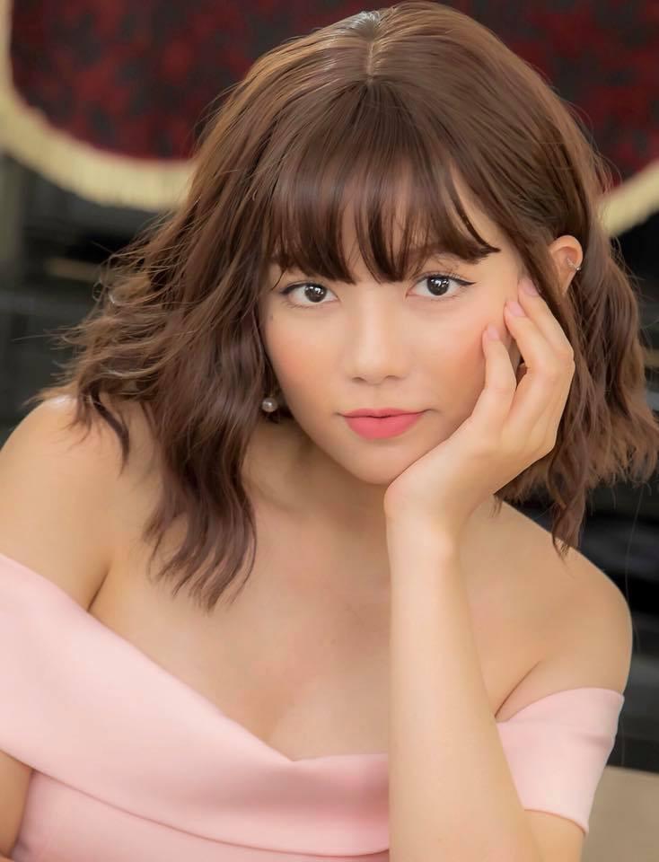 Hạ Anh thử nghiệm nhiều phong cách thời trang đa dạng khác nhau, đa phần toát lên nét gợi cảm.