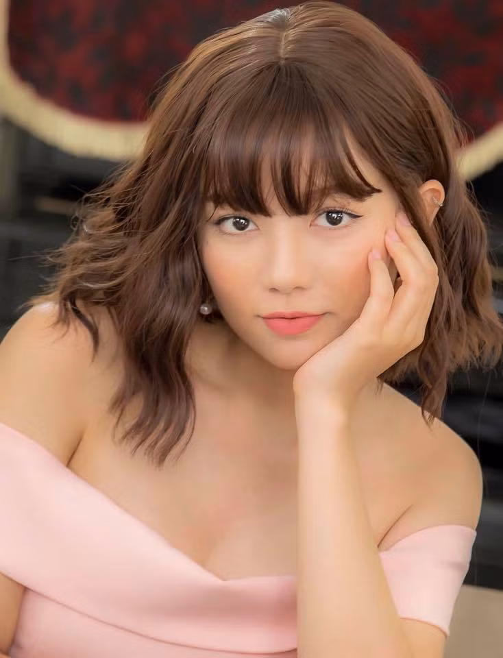 Hạ Anh thử nghiệm nhiều phong cách thời trang đa dạng khác nhau, đa phần toát lên nét gợi cảm.