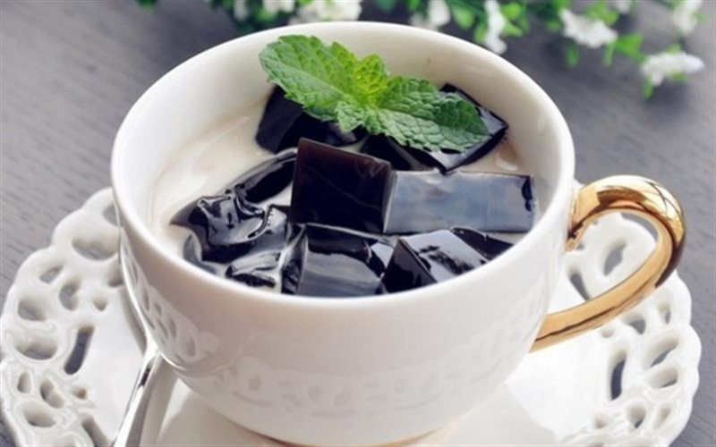 Ngoài đặc tính thanh nhiệt thì món sương sáo hay phục linh còn vô cùng bổ dưỡng, tốt cho sức khỏe. Gòn có khá nhiều xe đẩy sương sáo, phục linh vỉa hè với giá chừng 5-7 nghìn đồng mỗi ly.