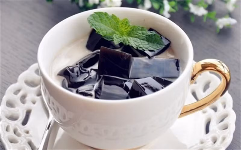 Ngoài đặc tính thanh nhiệt thì món sương sáo hay phục linh còn vô cùng bổ dưỡng, tốt cho sức khỏe. Gòn có khá nhiều xe đẩy sương sáo, phục linh vỉa hè với giá chừng 5-7 nghìn đồng mỗi ly.