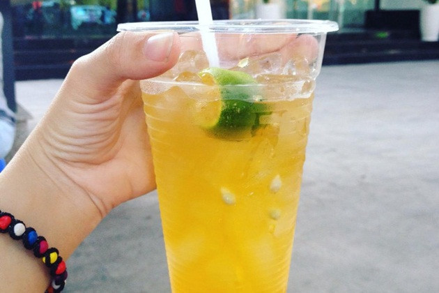 Những ly trà chanh, trà tắc không khó tìm ở Sài Gòn bởi bất kỳ con đường nào cũng đầy rẫy những hàng giải khát sẵn sàng phục vụ. Đặc biệt là những ly trà chanh, trà tắc khổng lồ mà chỉ có giá 10 nghìn đồng.