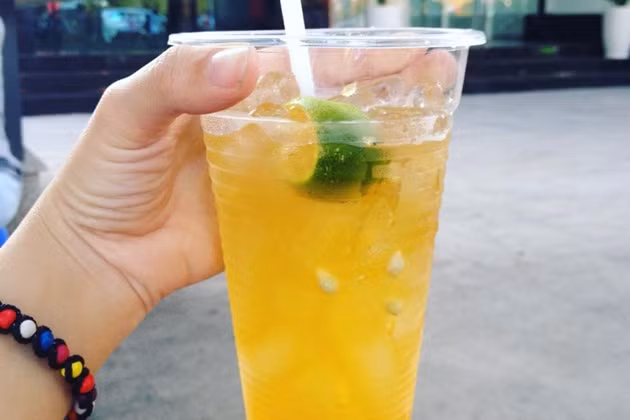 Những ly trà chanh, trà tắc không khó tìm ở Sài Gòn bởi bất kỳ con đường nào cũng đầy rẫy những hàng giải khát sẵn sàng phục vụ. Đặc biệt là những ly trà chanh, trà tắc khổng lồ mà chỉ có giá 10 nghìn đồng.