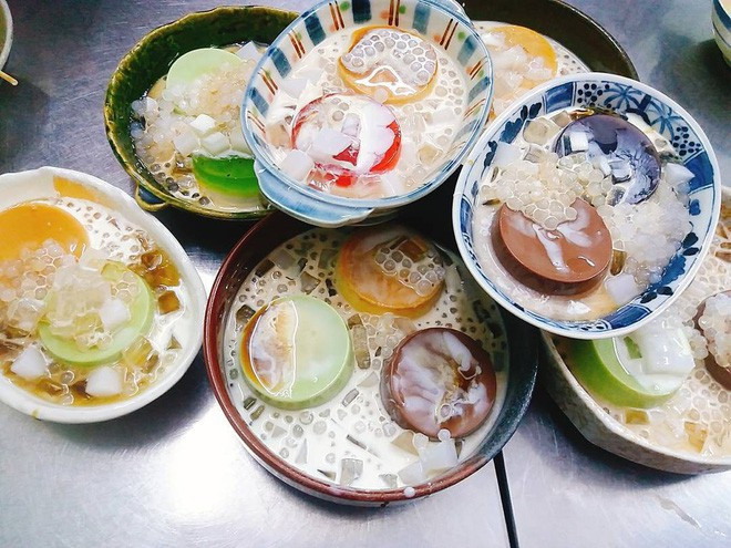 Bánh flan cũng là món tráng miệng mát lạnh được nhiều người Sài Gòn ưa chuộng. Không chỉ lôi cuốn vị giác ở vị béo thơm, mềm mịn trong từng chiếc bánh mà sự đa dạng hương vị của món ăn cũng giúp thực khách dễ dàng lựa chọn.