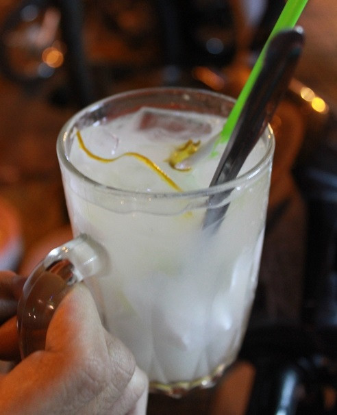 Có vị ngọt của dừa, chua thanh và mùi thơm của tắc, đây là thức uống giải khát đỉnh nhất cho thời tiết Sài Gòn. Với ly nước mát lạnh, ngọt dịu này, bạn sẽ nhanh chóng xua đi cơn nóng và bao mỏi mệt.