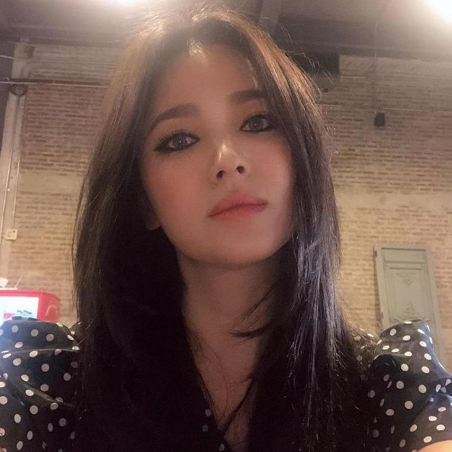 Không còn make-up nhẹ nhàng, thuần khiết quen thuộc, Song Hye Kyo thay đổi phong cách trang điểm sắc sảo hơn sau đệ đơn ly hôn với Song Joong Ki.