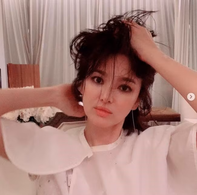 Trên trang cá nhân, người đẹp Trái tim mùa thu cũng khoe bức ảnh hậu trường trang điểm. Người hâm mộ nhận xét kiểu mắt khói giúp Song Hye Kyo trông cá tính hơn.