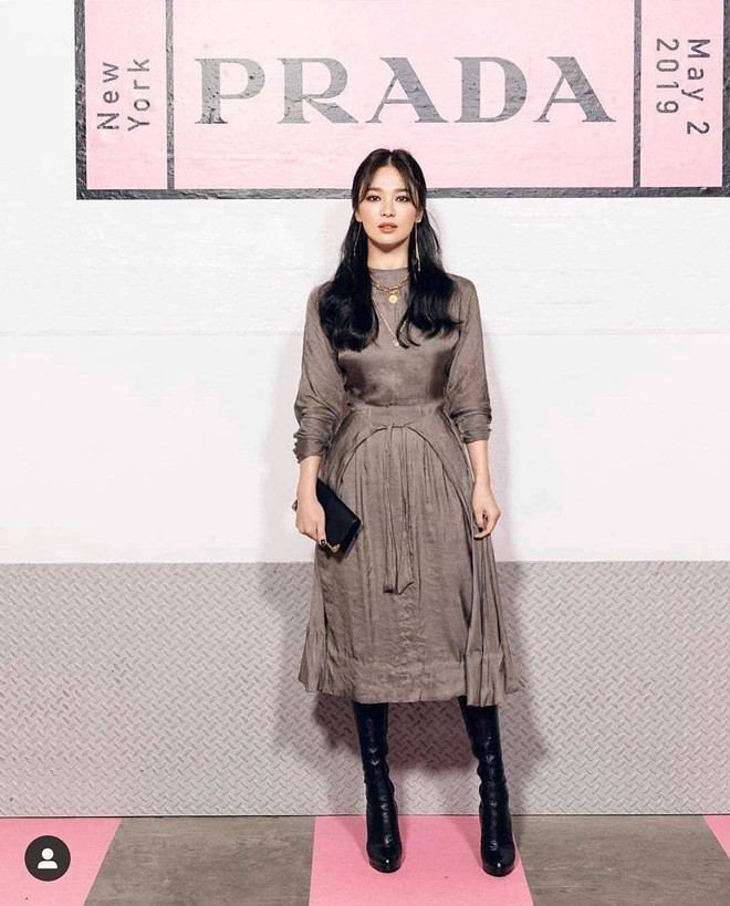 Tại sự kiện thời trang ở New York gần đây, Song Hye Kyo cũng gây bất ngờ với phong cách trang điểm sắc sảo.