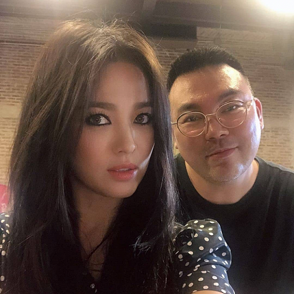 Gần đây, cô chuyển sang kiểu trang điểm kẻ viền mắt đậm ở cả mí trên và mí dưới, chuốt mascara dày sắc sảo.