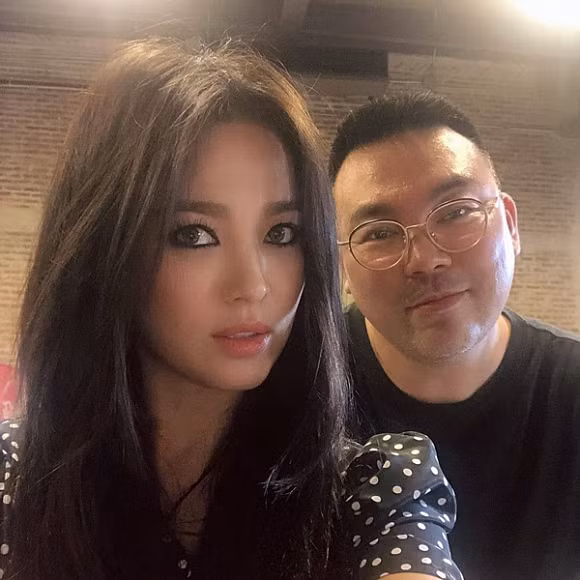 Gần đây, cô chuyển sang kiểu trang điểm kẻ viền mắt đậm ở cả mí trên và mí dưới, chuốt mascara dày sắc sảo.