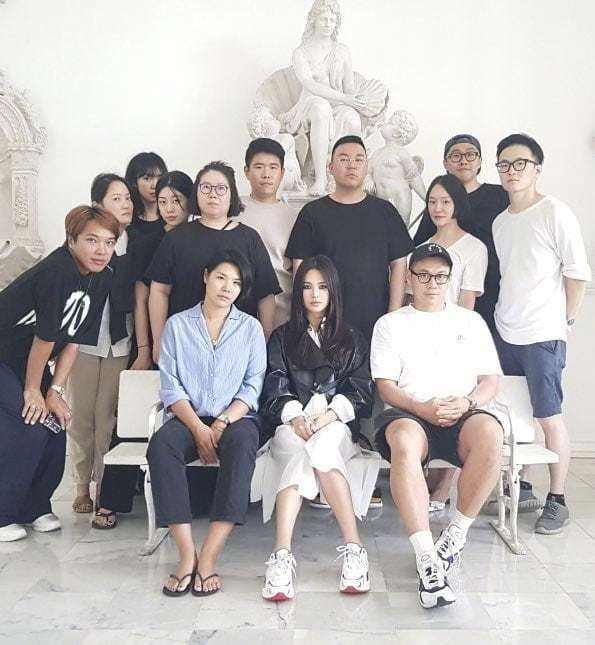 Từ lâu, người hâm mộ đã quen thuộc với hình ảnh trong trẻo, lối makeup nhẹ nhàng, có mà như không của Song Hye Kyo. Vậy mà những hình ảnh mới đây của người đẹp 8X đã khiến khán giả bất ngờ bởi sự lột xác về phong cách.