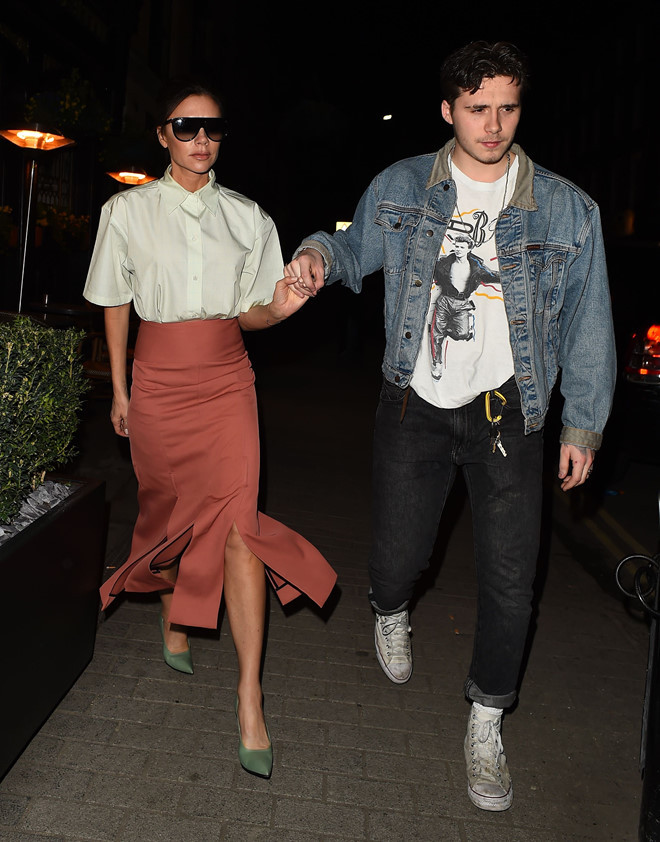 Cách đây khoảng hai năm, người hâm mộ vẫn thấy Brooklyn mang một trẻ trung với quần jeans, denim jacket, T-shirt.